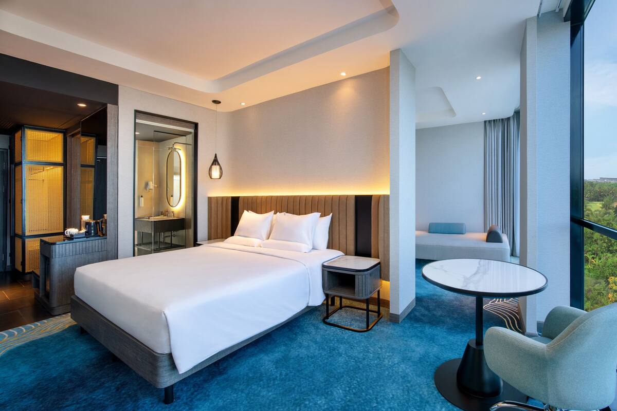 ห้องจูเนียร์สวีท, เตียงคิงไซส์ 1 เตียง | โต๊ะทำงาน, ห้องเก็บเสียง, Wi-Fi ฟรี, ผ้าปูที่นอน