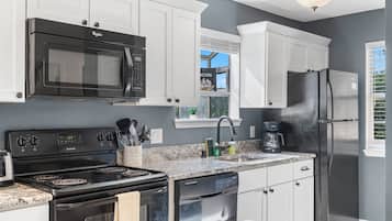 公寓客房, 多張床, 廚房, 山景 (The Cove Escape) | 私人廚房 | 餐桌