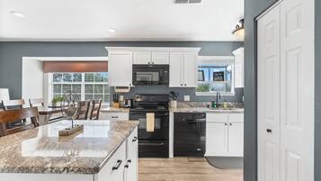 公寓客房, 多張床, 廚房, 山景 (The Cove Escape) | 私人廚房 | 餐桌