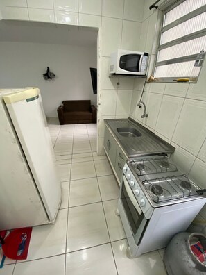 Fridge, microwave, oven, coffee/tea maker - Foot in the sand Beach corner of the fort (Praia Grande)