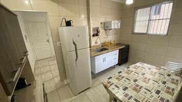 Een koelkast, een magnetron, een koffiezetapparaat/waterkoker