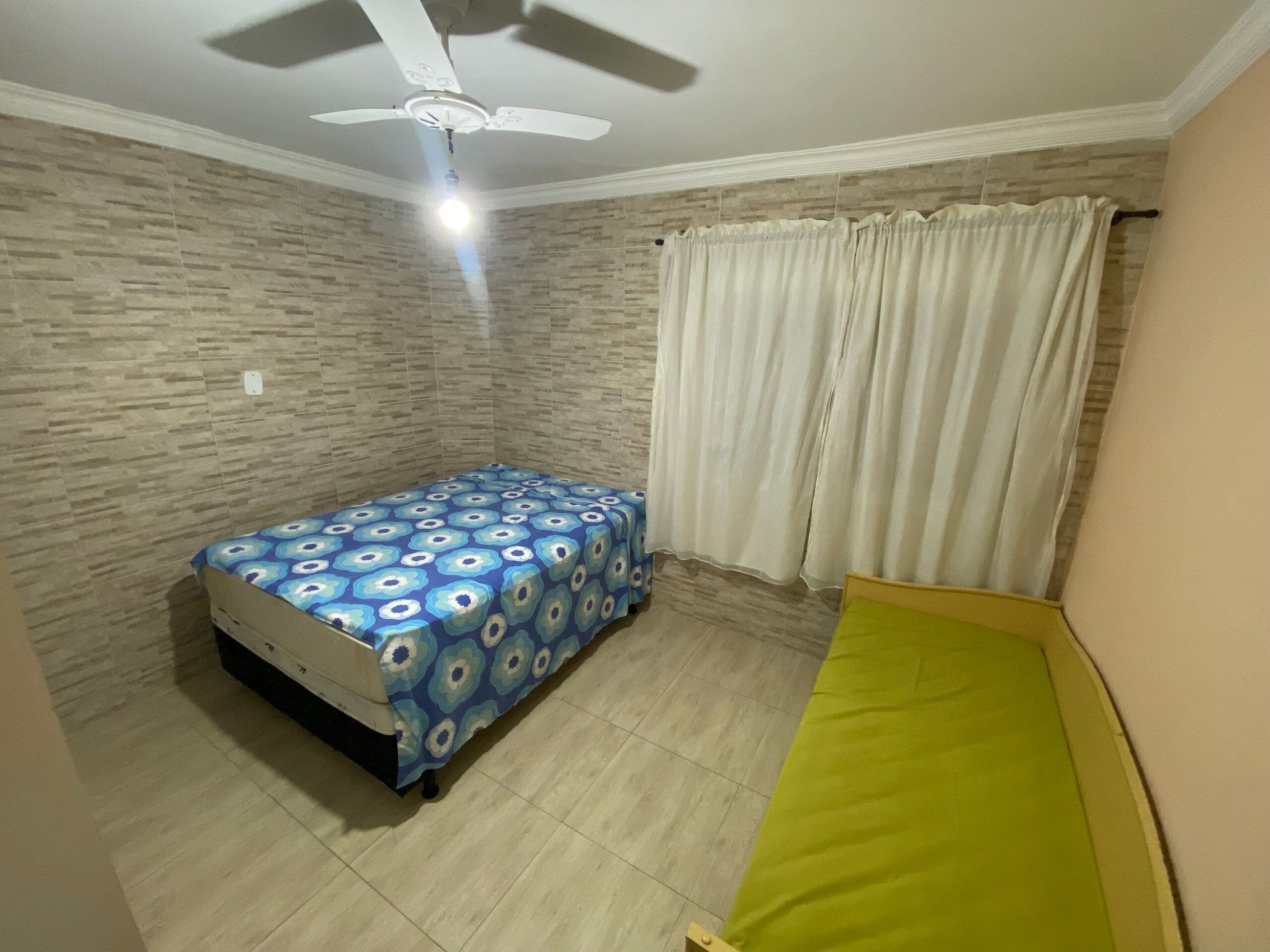 1 habitación, tabla de planchar con plancha y internet 