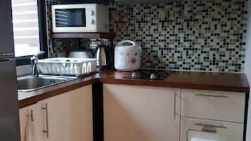 Fridge, microwave, stovetop, electric kettle