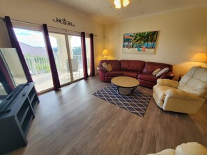 Apartment, Mehrere Betten, Poolzugang, Poolblick | Wohnbereich | 40-Zoll-Flachbildfernseher mit Kabelempfang, Fernseher