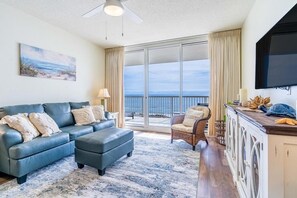 公寓客房, 多張床 (Beach Club 806A) | 起居區 | 電視