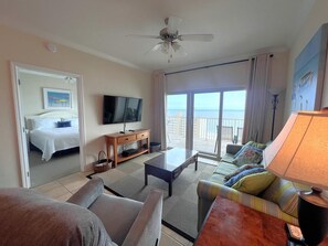 Apartment, Mehrere Betten (Crystal Tower 1107) | Wohnbereich | Fernseher, DVD-Player