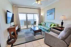 Condo, varias camas (Crystal Tower 1107) | Área de sala de estar | Televisión y reproductor de DVD 