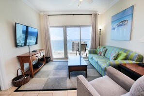 Apartment, Mehrere Betten (Crystal Tower 1107) | Wohnbereich | Fernseher, DVD-Player