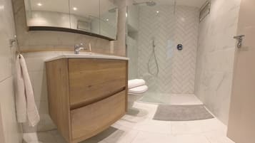 Apartment | Bathroom | Shower, hair dryer, towels