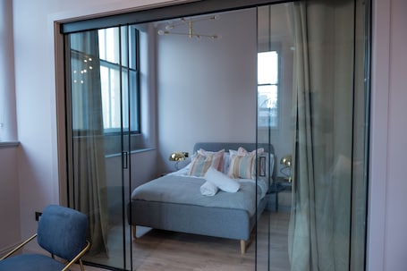 Apartment | 2 bedrooms, iron/ironing board, free WiFi, bed sheets. Luxury Stunning 2bed Apt City Centre