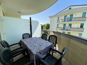 อพาร์ทเมนท์, 2 ห้องนอน, ระเบียง | รับประทานอาหารกลางแจ้ง