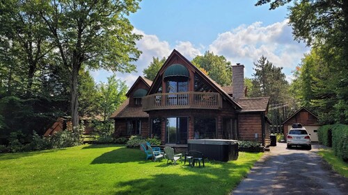 Magnifique Chalet sur le Lac, Terrain Boisé et Ruisseau, spa et Salle de jeu