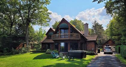 Magnifique Chalet sur le Lac, Terrain Boisé et Ruisseau, spa et Salle de jeu
