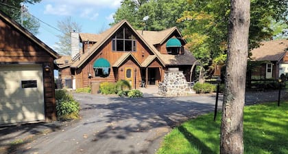 Magnifique Chalet sur le Lac, Terrain Boisé et Ruisseau, spa et Salle de jeu