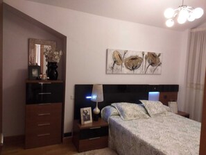 2 bedrooms, iron/ironing board, bed sheets - Chalet Familiar Tranquilo con Garaje Cerrado, Terraza y Jardín Para Descansar (Torrelavega)