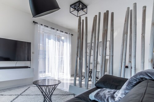 2Z mit Balkon, Tiefgarage, Arbeitsplatz, free Coffee, 4k TV, schnelles Wifi