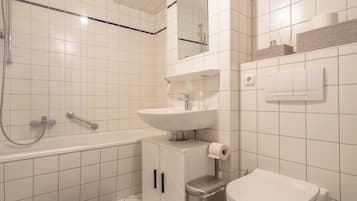 Hiustenkuivaaja, pyyhkeet, saippua, sampoo