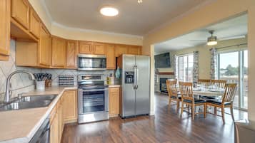 Coffee/tea maker, fridge, microwave, stovetop