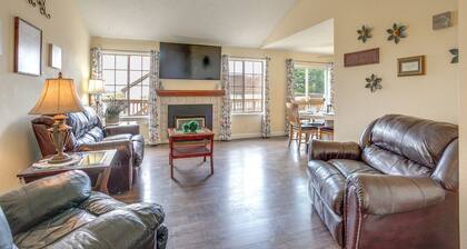 Grill, Fireplace & Fenced-In Yard: Thornton Home!