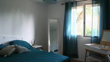 2 slaapkamers, een strijkplank/strijkijzer, gratis wifi, beddengoed