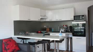 Een koelkast, een microgolfoven, een oven, een kookplaat