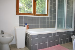 Hair dryer, bidet, towels - House 10 minutes from Porto-Vecchio in a hamlet. 20 minutes from Figari SC. (Porto-Vecchio)