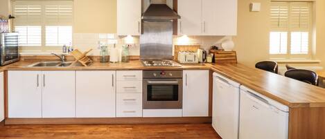 Dishwasher, cookware/dishes/utensils