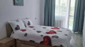 3 sovrum, värdeförvaringsskåp på rummet och skrivbord