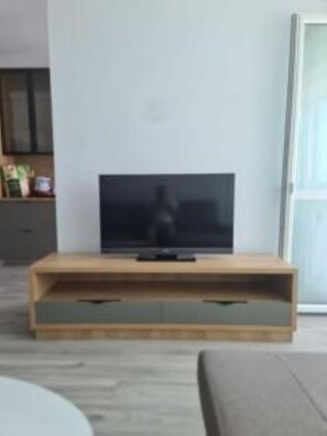 Smart TV, DVD player, biblioteca musical, videoteca