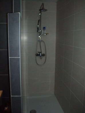 Shower, hair dryer, towels, soap - Calatrava. (VALENCIA)
