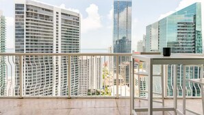 Ein Balkon mit Blick auf hohe Gebäude.