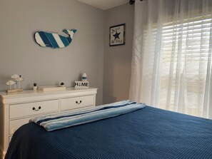 2 Schlafzimmer, Schreibtisch, Bügeleisen/Bügelbrett, Reisekinderbett