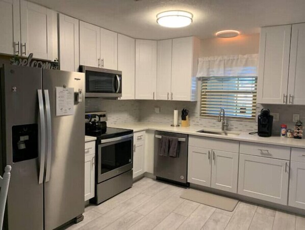 Refrigerador, microondas, horno y parrilla de estufa 