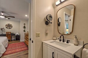 2 habitaciones, escritorio, tabla de planchar con plancha y wifi gratis 
