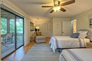 2 bedrooms, desk, iron/ironing board, free WiFi - Treetop Haven - Updated with Golf Course & Forest Views - Dog friendly! (Franklin)