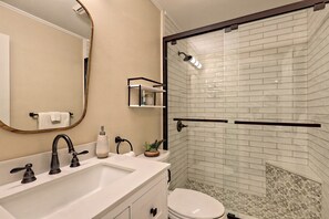 Shower, hair dryer, towels, soap - Treetop Haven - Updated with Golf Course & Forest Views - Dog friendly! (Franklin)