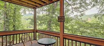 Treetop Haven - Updated with Golf Course & Forest Views - Dog friendly!