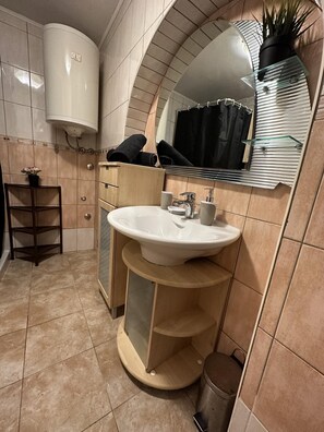 Appartement | Salle de bain | Baignoire et douche séparées, baignoire profonde, séchoir à cheveux