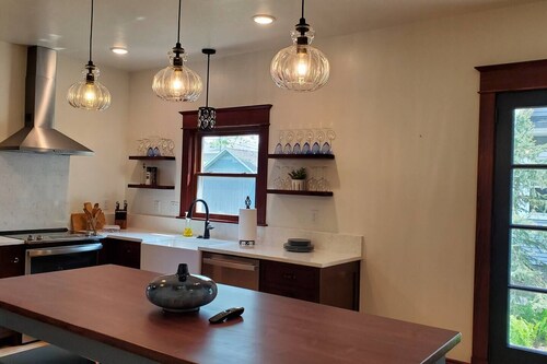 Historic Colonial in downtown De Pere, sleeps 9