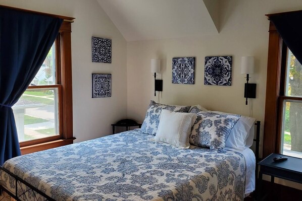 3 bedrooms, desk, iron/ironing board, travel crib