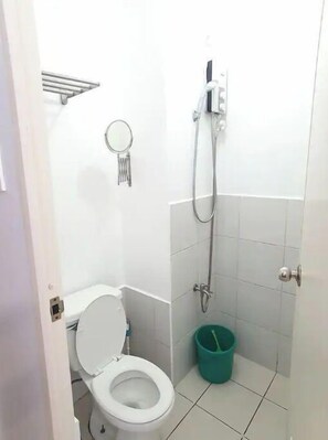 Haartrockner, Handtücher, Seife, Toilettenpapier