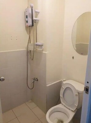 Haartrockner, Handtücher, Seife, Toilettenpapier