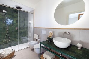 Een douche, een haardroger, handdoeken, zeep