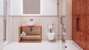 Un baño moderno con tocador de madera, un espejo grande, un bidé y zona de ducha.