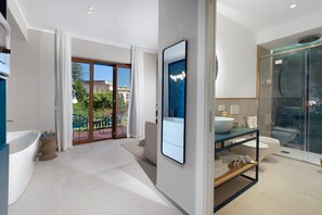 Douche, sèche-cheveux, serviettes fournies