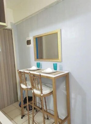 Dining - 30th flr CITY VIEW Urban Deca Tower Edsa
(Mandaluyong)