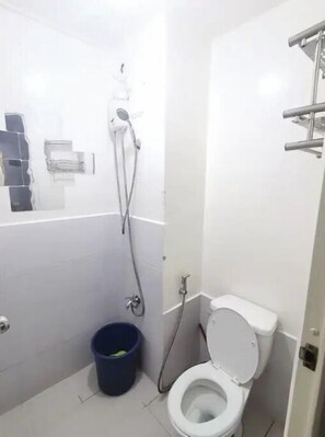 Hair dryer, towels, soap, toilet paper - 30th flr CITY VIEW Urban Deca Tower Edsa
(Mandaluyong)