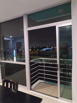 Outdoor dining - Luxurious Apartment in 100% Equipped Condominium (San José)