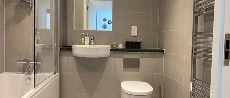 Serviettes fournies, savon, shampooing, papier de toilette