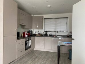 Private kitchen - Cosy Entire Riverside Apartment Woolwich, Greenwich. (London)
